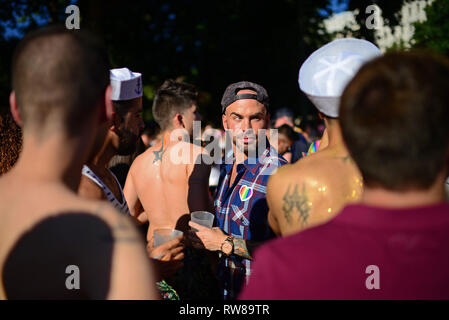 'Celui qui vous aimez, Madrid vous aime" est le slogan de l'édition de cette année de WorldPride, le plus important événement mondial pour la communauté LGBT. E Banque D'Images