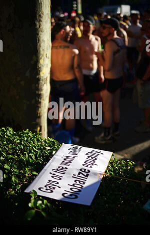 'Celui qui vous aimez, Madrid vous aime" est le slogan de l'édition de cette année de WorldPride, le plus important événement mondial pour la communauté LGBT. E Banque D'Images