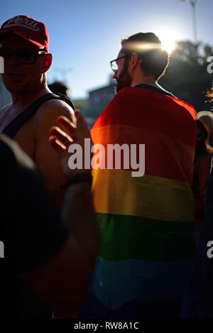 'Celui qui vous aimez, Madrid vous aime" est le slogan de l'édition de cette année de WorldPride, le plus important événement mondial pour la communauté LGBT. E Banque D'Images