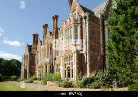 Détail de l'élévation sud du manoir d'Aldermaston, Berkshire. Le manoir historique, qui a été largement reconstruite dans l'ère victorienne, Banque D'Images