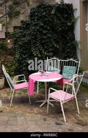 Table et chaises à l'extérieur d'un restaurant dans la ville de Bad Wimpfen, Allemagne Banque D'Images