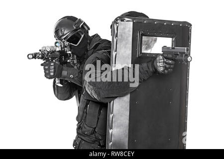 Studio shot of police forces spéciales SWAT se cacher derrière la protection balistique. Banque D'Images