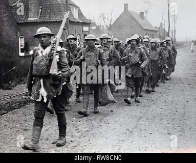 Titre alternatif : photo officielle prise sur le front de l'Ouest britannique en France : l'offensive allemande - Certains des Gallant 55e passe pour un peu de repos après les combats difficile Date de création : 1914 Crédit photo : Bibliothèque de l'université Banque D'Images