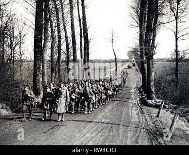 Titre alternatif : photo officielle prise sur le front de l'Ouest britannique en France : l'offensive allemande Description : les garçons comment ont fait du bon travail en remontant pour se reposer. Un bataillon du Royal Warwickshire. Date de création : 1914 Crédit photo : Bibliothèque de l'université Banque D'Images