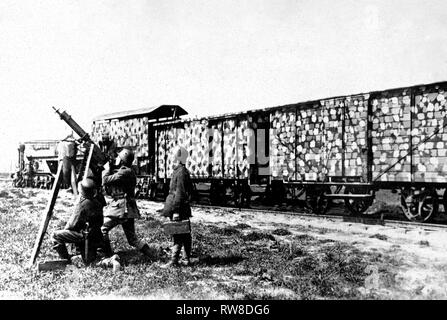 Camouflé allemand et anti-train-craft air gun. Train d'artillerie allemand camouflé pour la protection contre les bombes de Français Anglais et Américains, des avions anti-allemande des artilleurs d'artisanat sont indiqués en action ca. 1918 Banque D'Images