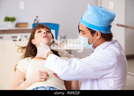 Jeune femme vister homme médecin oto-rhino-laryngologiste Banque D'Images