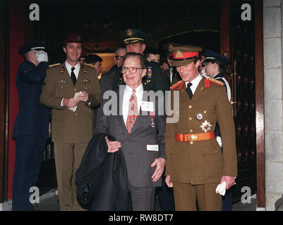 Le Prince Philippe de Belgique, l'Ambassadeur du Luxembourg, et le Prince Henri de Luxembourg quitter les services d'église honorant ceux perdus à la Bataille des Ardennes, il y a 50 ans. Banque D'Images