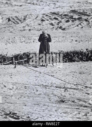 La guerre photographique - La nouvelle "arme" du régime communiste dans l'Est de Berlin est l'appareil photo. Après des semaines de laisser tomber ses photographies prises depuis le secteur ouest, les communistes au début d'octobre ont commencé à tirer des photos eux-mêmes à travers la ligne. Toujours en vue, les photographes vu essayer d'intimider les Berlinois de l'Ouest en laissant entendre que les photos seront mis sur fichier pour être utilisées plus tard pour l'identification. La sinistre photographier a eu aucun effet apparent sur West berlinois, cependant, qui continuent à recueillir par la clôture de vague à vos amis ou de huer la 'police populaire' guards Banque D'Images