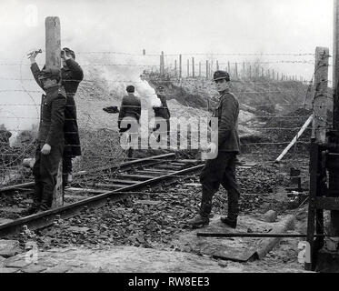 12/3/1961 - Volkspolizei Fermeture des voies ferrées après 25 personnes s'est échappé deux jours plus tôt Banque D'Images