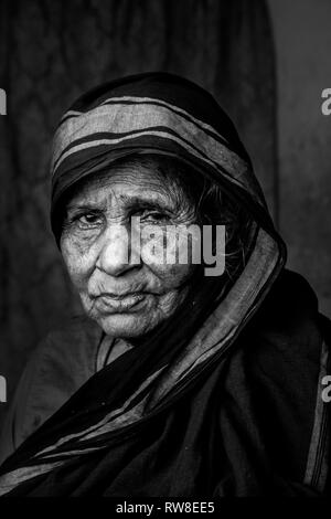 Cette photo a été prise dans des taudis. Elle est de 90 ans et  + femmes vivre sa famille combiné. Banque D'Images