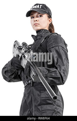 Agent de police de sexe féminin, l'équipe SWAT, en uniforme noir avec fusil de sniper, studio shot. Banque D'Images