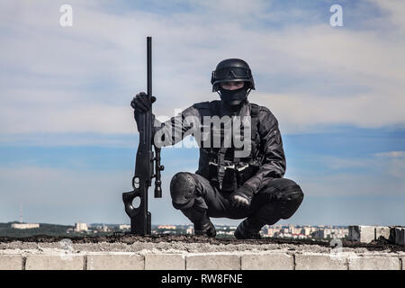 Le Swat police sniper en uniforme noir. Banque D'Images
