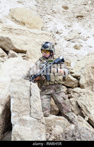 Membre féminin de Navy SEAL Team avec des armes en action. Banque D'Images