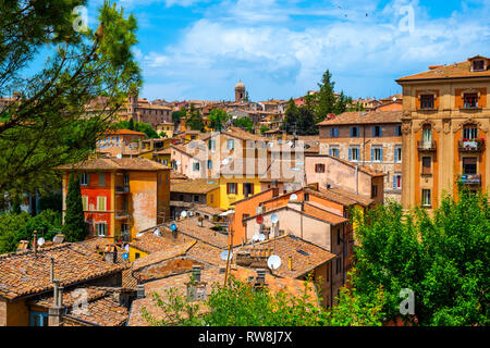 Pérouse, Ombrie / ITALIE - 2018/05/28 : Vue panoramique sur le quartier historique de Pérouse de maisons médiévales et de trimestre universitaire Université de Perugi Banque D'Images