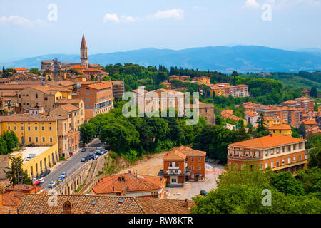 Pérouse, Ombrie / ITALIE - 2018/05/28 : Vue panoramique de Pérouse et de l'Ombrie région montagnes et collines avec Eglise Saint-Pierre et l'abbaye Banque D'Images