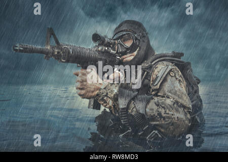 Joint Marine frogman avec équipement de plongée complet et d'armes dans l'eau. Banque D'Images