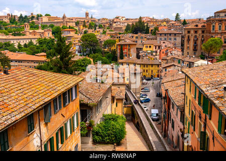 Pérouse, Ombrie / ITALIE - 2018/05/28 : Vue panoramique de l'aqueduc historique formant Via dell'acquedotto rue piétonne le long de l'ancienne Via Appia Banque D'Images