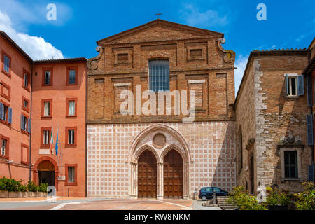 Pérouse, Ombrie / ITALIE - 2018/05/28 : l'église gothique Saint Augustin - Chiesa e Oratorio di Sant'Agostino à la Piazza Domenico Lupatelli square dans Perug Banque D'Images