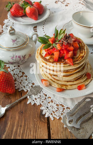 Fraise chocolat crêpes sur une table vintage Banque D'Images