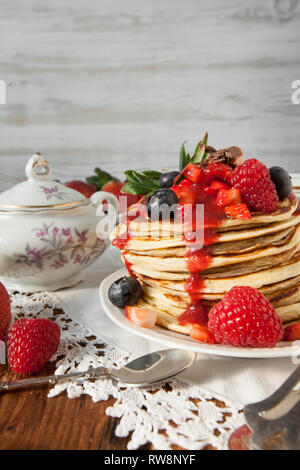 Fraise chocolat crêpes sur une table vintage Banque D'Images