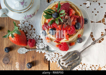 Fraise chocolat crêpes sur une table vintage Banque D'Images