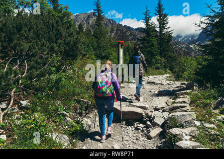 Deux à marcher le long du sentier de randonnée en montagne avec un sac à dos. Concept de vie sain Banque D'Images