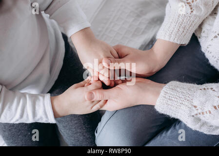 Vue rapprochée de family, aimante mère attentive des enfant, en donnant un soutien psychologique, d'aide ou de protection de l'environnement Banque D'Images