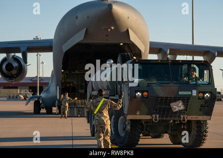 Les soldats de l'armée américaine et les aviateurs de l'US Air Force se préparer pour charger un camion de carburant sur un 4e Escadron de transport aérien C-17 Globemaster III à Fort Bliss, au Texas, le 23 février 2019. Le système de missiles THAAD est une plate-forme terrestre capable d'intercepter des missiles balistiques à l'intérieur et à l'extérieur de l'atmosphère. (U.S. Photo de l'Armée de l'air par le sergent. Cory D. Payne) Banque D'Images