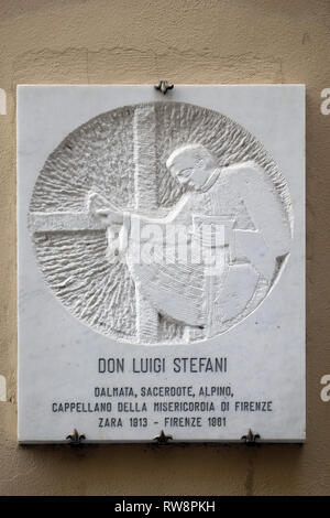 Plaque de marbre avec un relief portrait de Don Luigi Stefani à Florence, Italie Banque D'Images