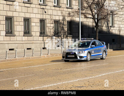 SOFIA, BULGARIE 2019 04 mars : automobile de patrouille de police avec les sirènes et les feux de signalisation sur le toit. Banque D'Images