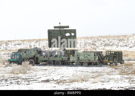 Aviateurs avec le 729e Escadron de l'air mis en place le 5 février 2019, radar, au cours d'un exercice de préparation à Hill Air Force Base, dans l'Utah. L'évolution a fait partie d'un exercice visant à mobiliser et mettre en place un emplacement radar déployé et de contrôle centre de rapports. (U.S. Air Force photo de Todd Cromar) Banque D'Images