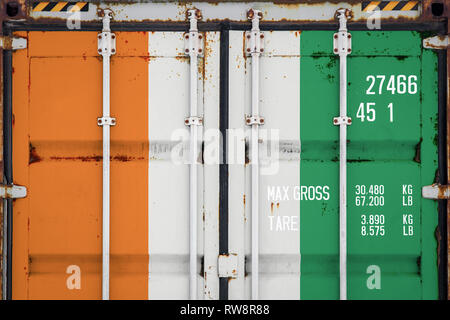 Close-up du contenant avec le drapeau national de la Côte d'Ivoire. Le concept d'exportation-importation Côte d'Ivoire et la livraison de marchandises. Banque D'Images