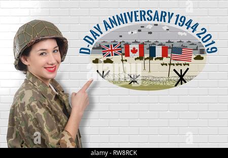 Souriante jeune femme habillé en uniforme militaire de la seconde guerre mondiale montrant casque avec pancarte à d-day anniversaire Banque D'Images