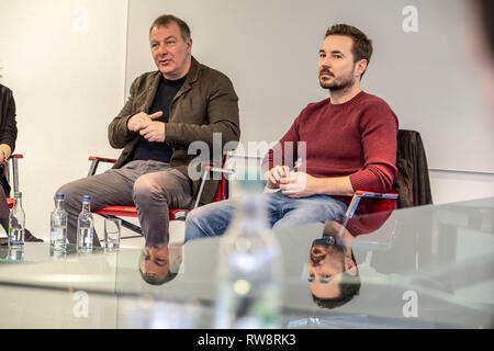 Martin Compton et Jed Mercurio à la maîtrise de l'unité GCU Banque D'Images