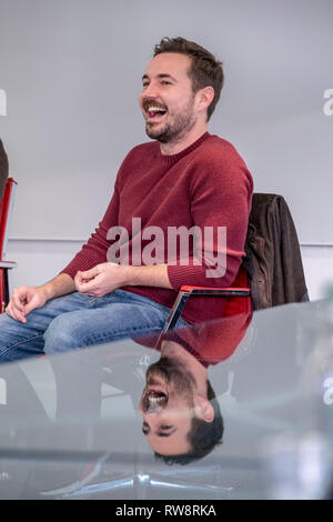 Martin Compton et Jed Mercurio à la maîtrise de l'unité GCU Banque D'Images