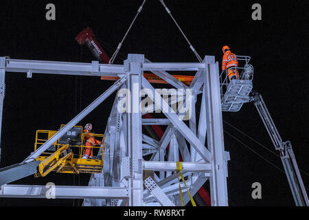 Grue de levage soirée travail principales en acier Banque D'Images