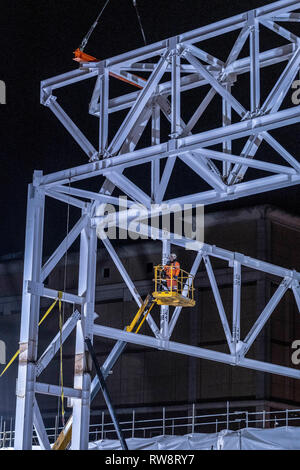 Grue de levage soirée travail principales en acier Banque D'Images