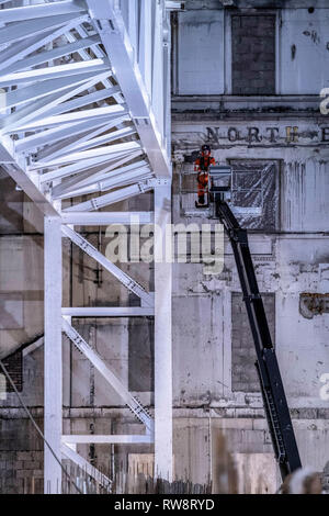 Grue de levage soirée travail principales en acier Banque D'Images