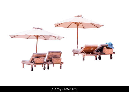 Chaises de plage avec parasols en bois isolé sur fond blanc. Chaise longue de plage isolée. Banque D'Images