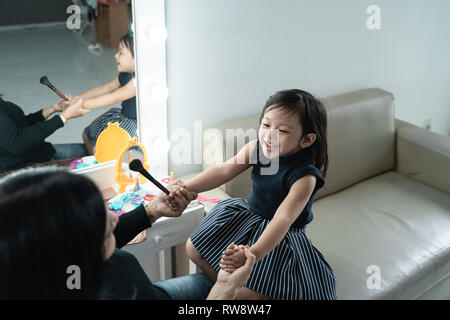 Happy mother and kid jouer avec composent Banque D'Images