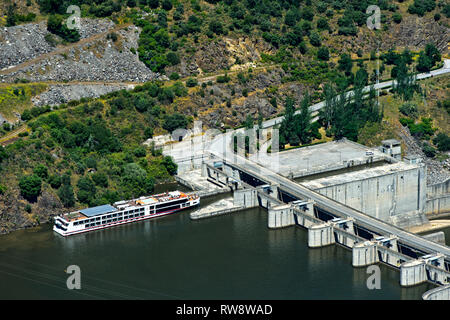 Excursion navire entrant dans la serrure de la centrale au fil de l'eau du barrage hydroélectrique de Valeira à la rivière Douro, Sao Joao da Pesqueira, Portugal Banque D'Images