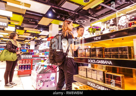 Les gens font du shopping avant le départ dans la boutique hors taxes de l'aéroport de Vienne, dans le magasin Dolce & Gabbana Banque D'Images