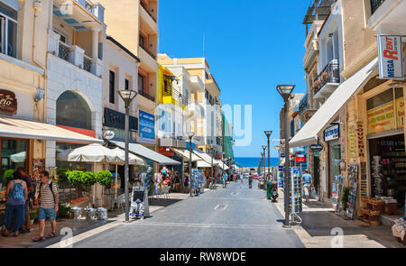 Promenade touristique le 25 août (25-Avgoustou) street dans le centre-ville d'Héraklion. Crète, Grèce Banque D'Images