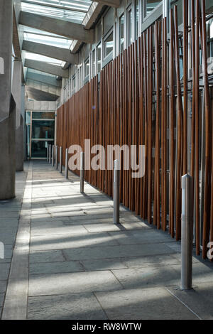 L'avant du bâtiment du parlement national écossais, à Holyrood, mettant en évidence les détails architecturaux de l'édifice, Édimbourg, Écosse Banque D'Images