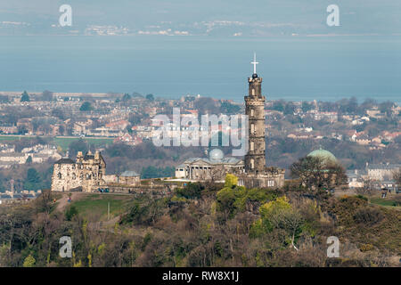 Le Monument Nelson sur Calton Hill photographié de Salisbury Crags sur une journée ensoleillée, Édimbourg, Écosse Banque D'Images