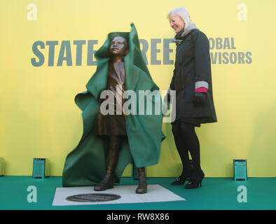 La jeune fille intrépide statue est dévoilé par Lori Heinel, Vice-chef de l'investissement global de State Street Global Advisors, en reconnaissance de la Journée internationale de la femme, à Paternoster Square, la ville de Londres. L'œuvre s'inspire de recherches montrant que les entreprises disposant d'un fort leadership féminin surperformer ceux sans. Depuis l'introduction de la fille sans Peur en 2017, plus de 300 entreprises ont répondu par l'ajout d'une femme directrice et d'ici la fin de septembre de l'année dernière, un autre 28 s'était engagé à le faire. Il a été installé dans le quartier financier de Manhattan, New York City Banque D'Images