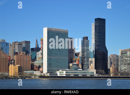 Vue de Manhattan skyline avec bâtiment de l'Organisation des Nations Unies. Banque D'Images