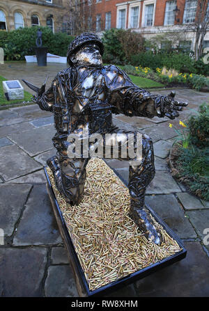 Une sculpture du nom de D-Day du sacrifice des soldats à Salford, de l'artiste de renom Alfie Bradley, pour marquer l'historique D-Day de l'année du 75e anniversaire. La sculpture a été créé en hommage à 4 414 militaires alliés qui ont perdu la vie le premier jour du débarquement allié en Normandie. Banque D'Images