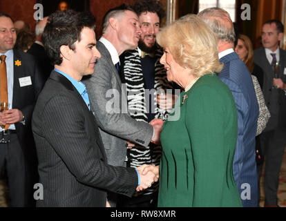 La duchesse de Cornouailles parle avec Kelly Jones, le chanteur des Stereophonics, lors d'une réception au palais de Buckingham à Londres pour marquer le cinquantième anniversaire de l'investiture du Prince de Galles. Banque D'Images