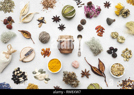 Arrière-plan de sécher les herbes médicinales, plantes, racines, les ingrédients pour faire de la médecine de fines herbes remèdes, des boissons saines. Banque D'Images